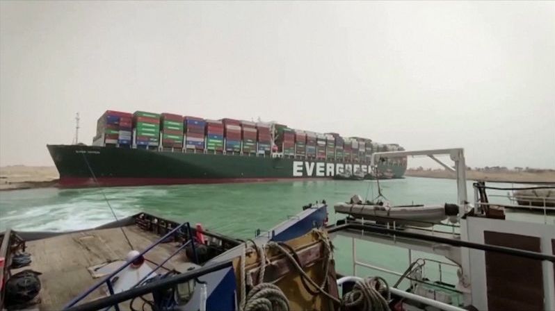 Provoz v Suezu byl kvůli zablokované lodi přerušen. Denní ztráty jdou do stovek miliard